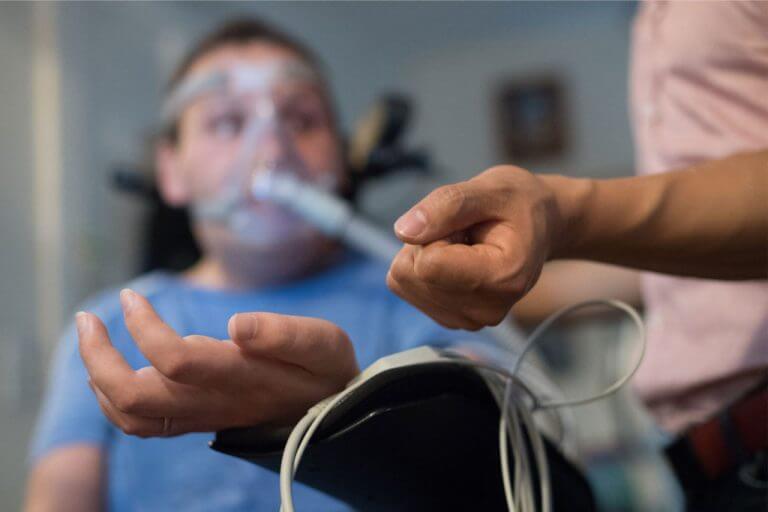 טיפול בחולה ALS. מקור: אתר חברת Pison Technology, אחת החברות שזכו בפרס.