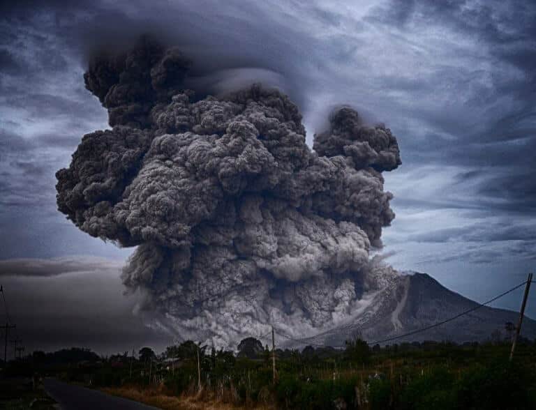 ثوران بركان في جبل سينابونج بإندونيسيا. الصورة: يوش جينسو