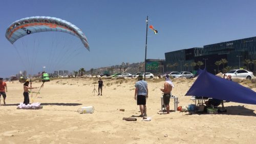 تم إجراء تجربة قياس القوى على المظلة على شاطئ الكرمل. الصورة: المتحدثون باسم التخنيون.