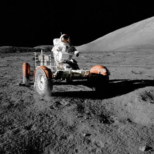 יוג'ין סרנן נוהג על גבי רכב הנדידה הירחי במהלך משימת אפולו 17 על הירח, 11 בדצמבר 1972. מקור: נאס"א.