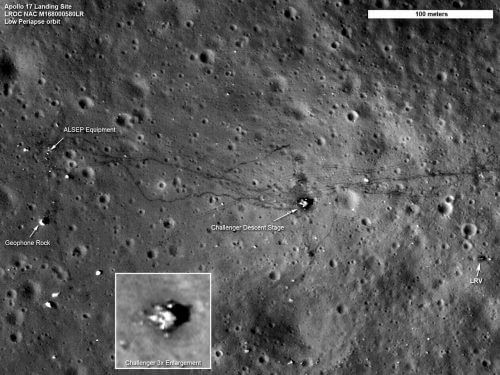 העקבות שהשאירו מאחוריהם סרנן ושמיט באזור אתר הנחיתה של אפולו 17. להגדלה.