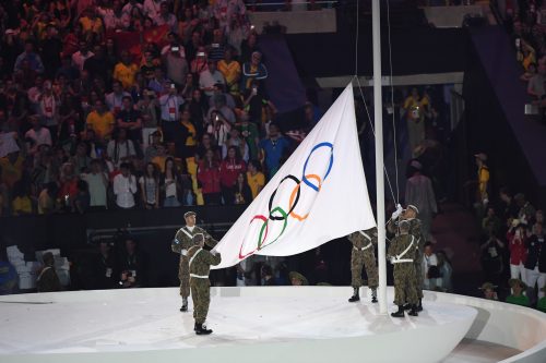 رفع العلم الأولمبي في أولمبياد ريو 2016. الصورة: فليكر.