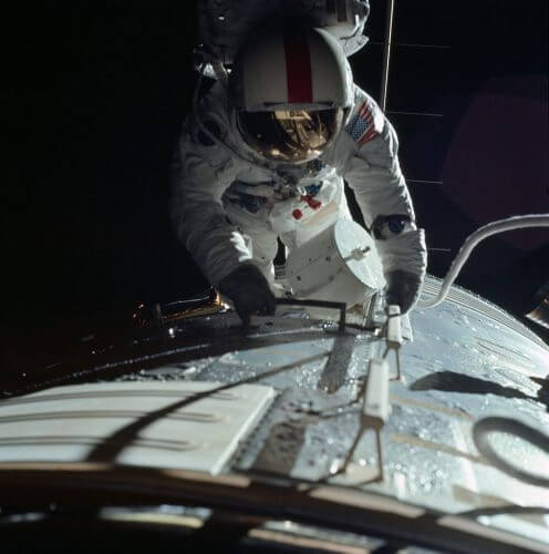 סרנן מבצע פעילות חוץ רכבית מחוץ לחללית אפולו 17 ב-17 בדצמבר 1972. מקור: נאס"א.
