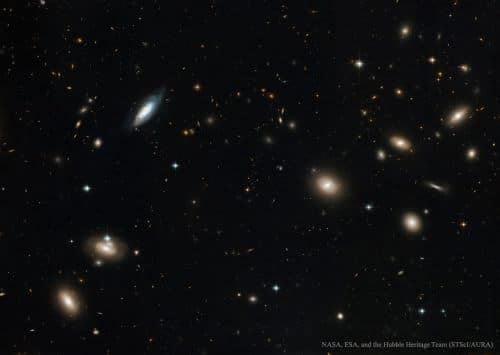 צבירי גלקסיות כמו זה שבתמונה, צביר קוֹמָה, הם אבני הבניין של המבנים הגדולים ביותר ביקום. צביר קומה, המצוי במרחק של יותר מ-300 מיליון שנות אור מכאן ויש בו כ-1,000 גלקסיות גדולות, הוא חלק ממבנה עוד יותר גדול, צביר־העל קומה, השוכן מעבר לגבולות לניאקיאה. מקור: NASA, ESA, Hubble Heritage (STScI/AURA).