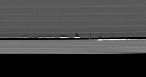 צילום ישן יותר של קאסיני מ-2009 שנעשה ממרחק רב יותר ובו נראה הירחון דפניס כנקודה קטנה במרווח שבין הטבעות. מקור: נאס"א.