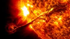 התפרצות שמש ענקית שתועדה על ידי הגשושית של נאס"א Solar Dynamics Observatory. מקור: NASA/SDO/AIA/GoddarSpace Flight Center.
