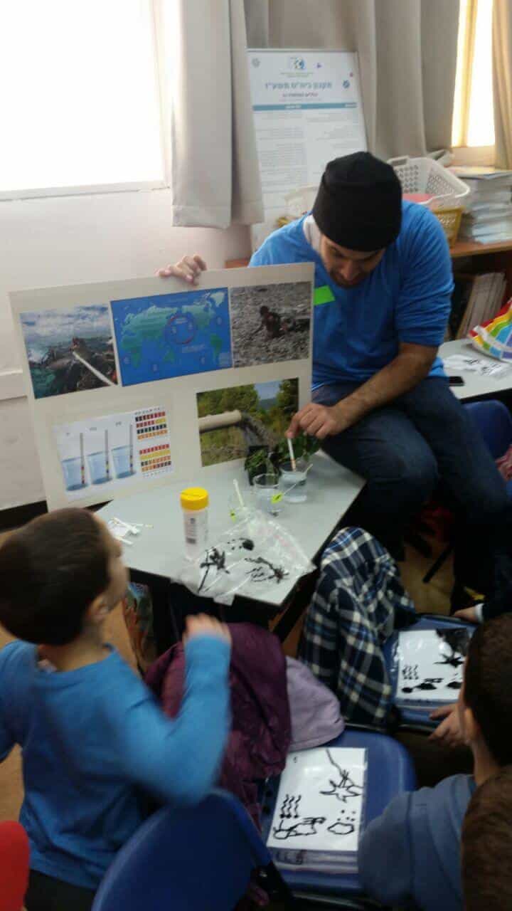Ravivim school students in Holon during the experiment.