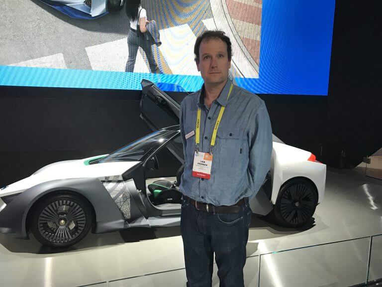ליאם פדרסן, מנהל המעבדה של חברת ניסאן בקליפורניה ליד מכונית חשמלית אוטונומית מדגם LEAF בכנס CES 2017 בלאס וגאס. צילום: אבי בליזובסקי