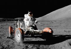 יוג'ין סרנן נוהג על גבי רכב הנדידה הירחי במהלך משימת אפולו 17 על הירח, 11 בדצמבר 1972. מקור: נאס"א.
