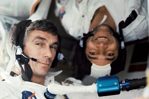 יוג'ין סרנן (שמאל) וחברו למשימת אפולו 17 האריסון שמיט, בחללית האפולו. מקור: נאס"א.