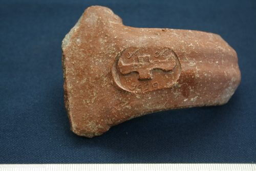 Imprint "Lamelech" on the handle of a pitcher from Ramat Rachel. Photo: Oded Lifshitz.