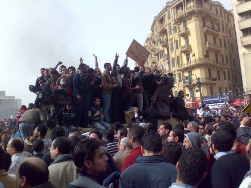 מפגינים בכיכר תחריר במהלך המהפכה במצרים בינואר 2011. "גלי נוער" נתפסים כגורמים לתסיסה חברתית, אבל קפיצה פתאומית במספר העובדים הצעירים יכולה להיות גם הזדמנות פז כלכלית. צילום: Ramy Raoof.
