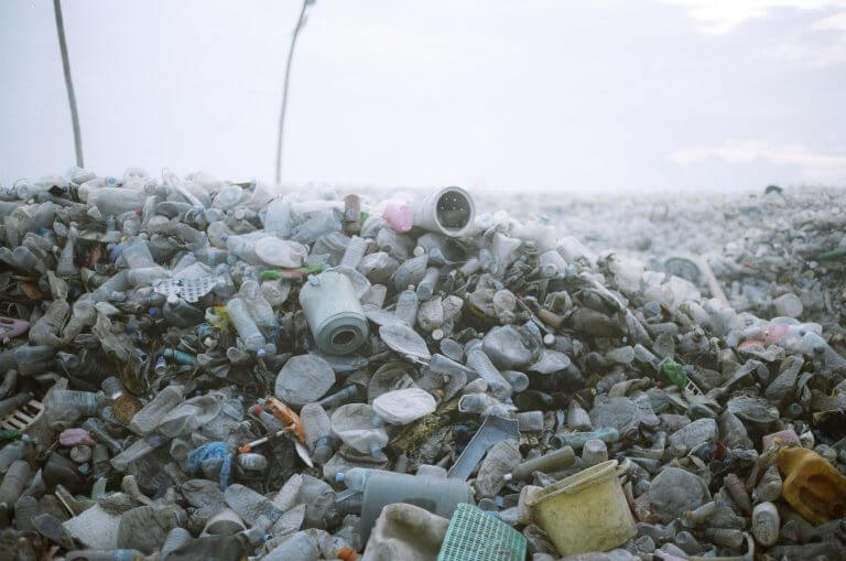 פסולת פלסטיק עתידה להשתמר די זמן כדי להפוך לחלק תמידי מקרום כדור הארץ. מקור: Dying Regime.