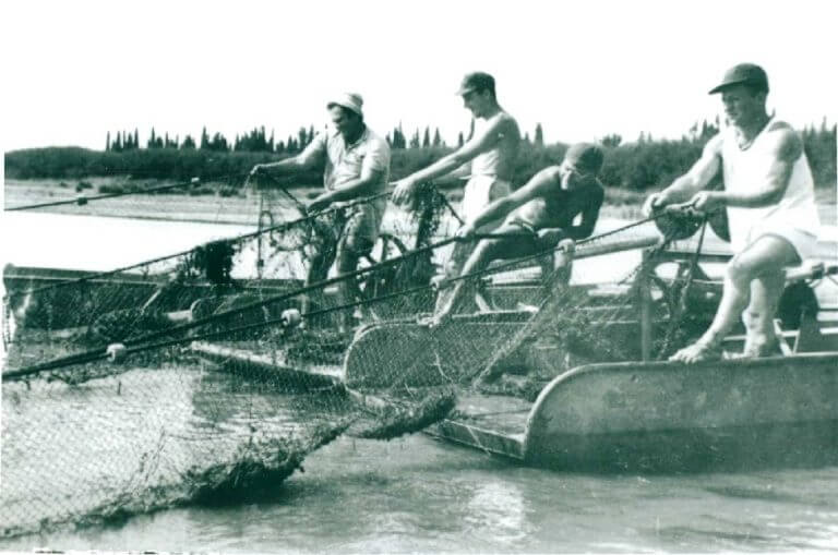 صيادون في بحيرة الحولة، حوالي عام 1943. المصدر: أرشيف الجليل إليون / PikiWiki.