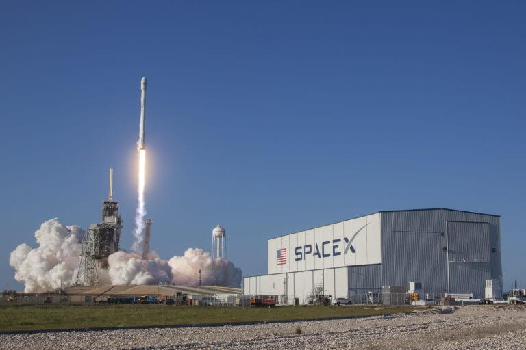 שיגור הפאלקון 9 היום מנמל החלל קנדי בפלורידה. זהו המשגר הראשון של החברה שעושה שימוש בשלב רקטי ראשון משומש - החלק המרכזי והיקר ביותר ברקטה. מקור: SpaceX.