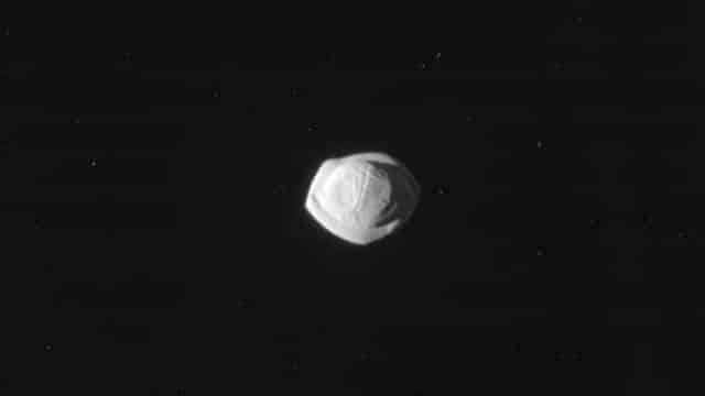 הירח השבתאי פאן. צילום. צילום: NASA/JPL-Caltech/Space Science Institute)