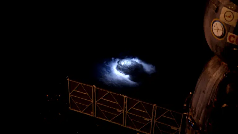 תחנת החלל בזמן ביצוע המשימה הצילומית. תצלום: ESA/NASA.