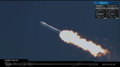 פאלקון 9 עם השלב הראשון המשומש בפעולה, שניות לאחר תחילת השיגור. מקור: ספייס אקס, מתוך השידור החי של החברה ביוטיוב.