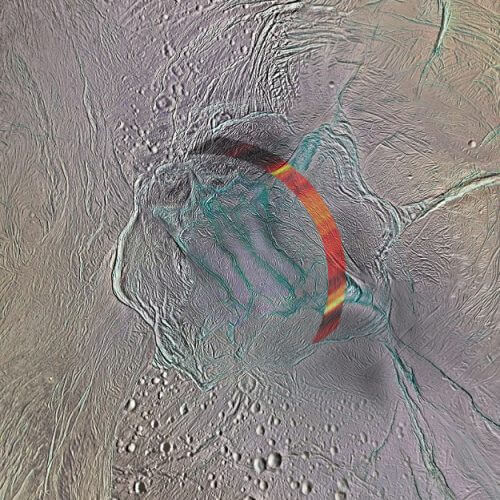 הקוטב הדרומי של אנסלדוס בצילום של קאסיני. על גבי הצילום הודבקו תוצאות תצפיות המיקרוגל של המכ"ם של קאסיני, שנעשו על גבי רצועה צרה וארוכה קרוב מאד לרצועות הנמר, שמהם יוצאים סילוני המים (רמועות הנמר הן הרצועות הכחולות במרכז התמונה). מקור: NASA/JPL-Caltech/Space Science Institute; Acknowledgement: A. Lucas.