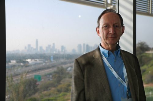 البروفيسور جون بندري في مبنى بورتر في جامعة تل أبيب. الصورة من السفارة البريطانية