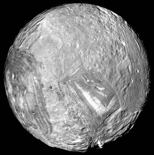 מירנדה, אחד הירחים המעניינים ביותר של אורנוס. מקור: נאס"א.