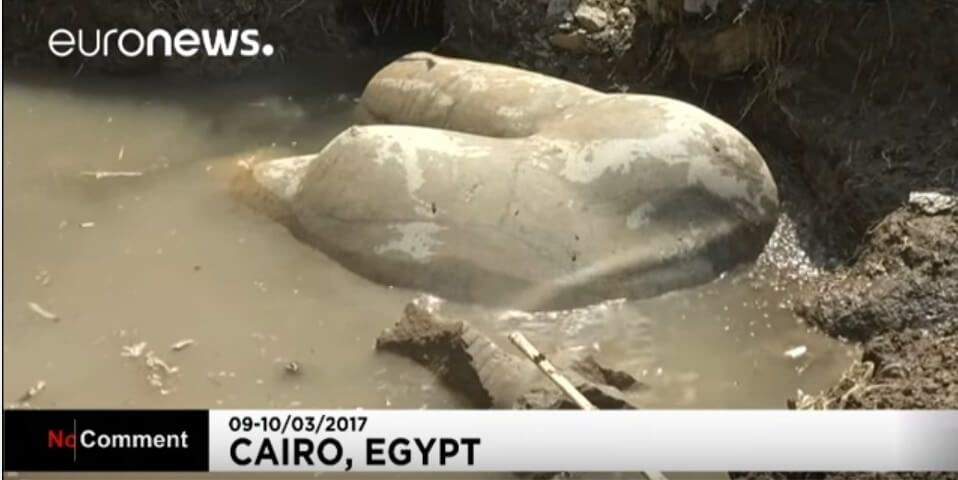 שרידי פסל ענק של מלך מצרי, קרוב לוודאי רעמסס השני התגלו במי תהום בשכונה בקהיר. צילום מסך מתוך יוטיוב