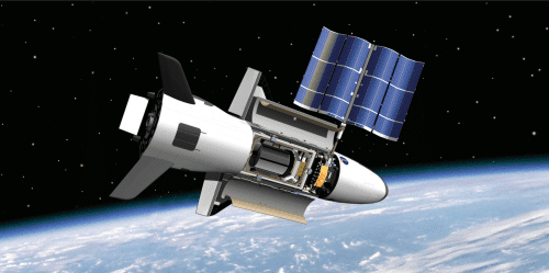 محاكاة X37B. تجدر الإشارة إلى أن المحاكاة قامت بها وكالة ناسا عام 2003، لذلك فمن الممكن أن التكوين الحالي للقوات الجوية الأمريكية ليس هو نفسه الذي تم تصويره في المحاكاة المصدر: وكالة ناسا.