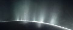 הדמייה של החללית קאסיני חולפת דרך סילוני המים של הירח אנסלדוס. היעף הקרוב שביצעה דרך הסילונים ב-2015 אפשר לה לזהות מימן מולקולרי בסילוני המים ולחזק את האפשרות שהסביבה באוקיינוס התת-קרחי שממנו נובעים הסילונים תומך בקיום חיים. מקור: NASA/JPL-Caltech.