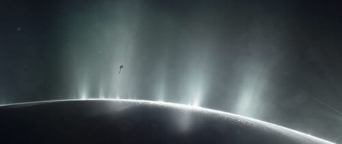 הדמייה של החללית קאסיני חולפת דרך סילוני המים של הירח אנסלדוס. היעף הקרוב שביצעה דרך הסילונים ב-2015 אפשר לה לזהות מימן מולקולרי בסילוני המים ולחזק את האפשרות שהסביבה באוקיינוס התת-קרחי שממנו נובעים הסילונים תומך בקיום חיים. מקור: NASA/JPL-Caltech.