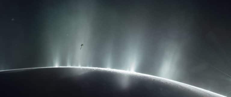 Imaging of the Cassini spacecraft passing through the water jets of the moon Enceladus. The close flyby she made through the jets in 2015 allowed her to detect molecular hydrogen in the water jets and strengthen the possibility that the environment in the sub-glacial ocean from which the jets emanate supports the existence of life. Source: NASA/JPL-Caltech.