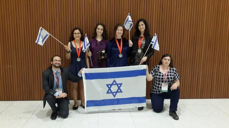 In the back, the competitors from right to left: Yordan Modai (17, 18, Alon High School), Shira Ben Dor (17, 16, the high school next to the university), Dana Zeidman (XNUMX, XNUMX, Atid Ladem Lod), Maya Noh (XNUMX, XNUMX, Leo Beck). Front: bottom right - Maria Greenglaz, deputy head of the delegation; Bottom left - Dan Carmon, head of the delegation. Seidman also holds the mascot of the delegation - Minkowski the mink (a winter doll). Photo: Tel Aviv University for Youth