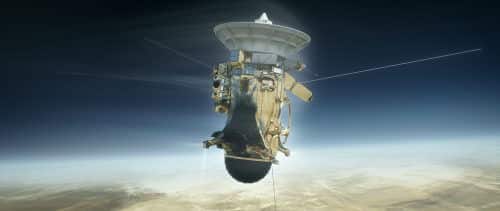 הדמייה של קאסיני חורת לאטמוספירה של שבתאי במהלך הצלילה האחרונה שלה ב-15 בספטמבר השנה - בה תיכנס אל תוך האטמוספירה ותישרף בה. מקור: NASA/JPL-Caltech.