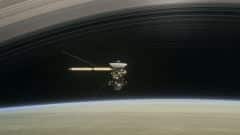 הדמייה של קאסיני במהלך הצלילה בין שבתאי וטבעותיו. מקור: NASA/JPL-Caltech.