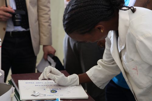 עובדת בריאות באתיופיה שמה דגימת דם על גבי ערכת בדיקה מהירה לזזיהוי מלריה, 2012. צילום: UNICEF Ethiopia.