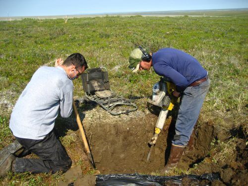 חוקרים קודחים באדמת קפאון העד באלסקה. מקור: Nick Bonzey.