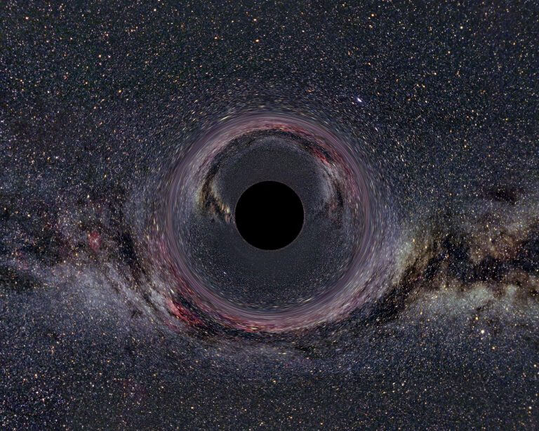 הדמייה של חור שחור. שזירה קוונטית וחורים שחורים, שתי תופעות בלתי קשורות לכאורה, עשויות להוליך את הפיזיקאים לאיחוד שזמן כה רב מצפים לו: איחוד תורת היחסות הכללית ומכניקת הקוונטים. הדמייה: Ute Kraus / Wikimedia.