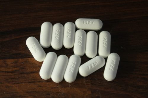 Genetic differences are responsible for the fact that codeine, a common pain reliever, does not work the same way in the body of all people. An enzyme found in the liver cells usually converts codeine into morphine, which is the pain reliever (a). But some people have a defective version of the gene, and therefore also of the enzyme (b). or they have no active enzyme at all. In others, excessive amounts of enzyme (c) are produced. DNA tests can find out which version each person carries, and help doctors adjust the dose of the drug to the patient. Illustration for illustration only: ZngZng / Wikimedia.