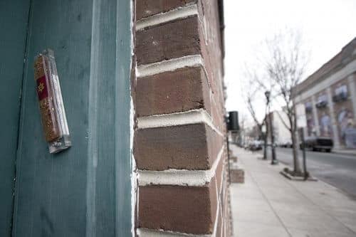 Mezuzah in the United States. Since when was the obligation to determine the mezuzah in the houses of Israel in the ancient era, since archeology does not support this at all. Perhaps the answer to this will be found in a later era, only from the eighth century AD during the Genius period, when evidence of mezuzah card writing was found. It seems that the matter arose somewhere after the destruction of the Second Temple, when the leaders from the time of Rabbi Yohanan ben Zakkai onward sought various factors for the public's sense of security in Judea, and perhaps sought to accustom the Jewish public to the situation of not having a temple. Photo: retardstrength.net / Wikimedia.