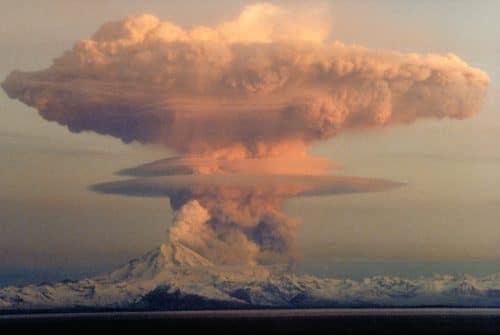 התפרצות הר הגעש רדבאוט באלסקה, צילום משנת 1990. מקור: R. Clucas.
