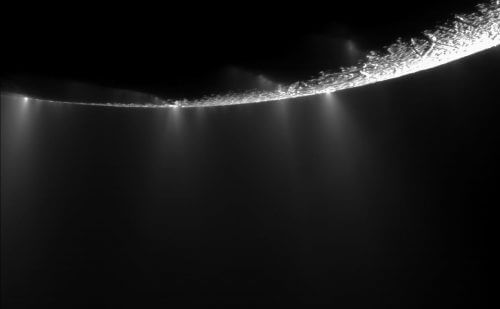 סילוני המים הפורצים לחלל מקוטבו הדרומי של אנסלדוס, בצילום של קאסיני. מקור: NASA/JPL/SSI; Mosaic: Emily Lakdawalla.