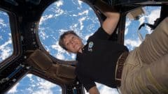 האסטרונאוטית ד"ר פגי וויטסון בתחנת החלל הבינלאומית. צילום: נאס"א