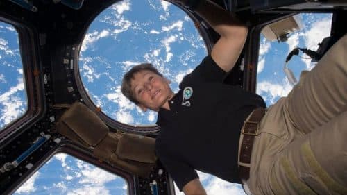 האסטרונאוטית ד"ר פגי וויטסון בתחנת החלל הבינלאומית. צילום: נאס"א
