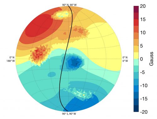 מפת השדה המגנטי של צדק - שברובה המלא עדיין מבוססת על מודלים ולא על המידע שמדדה ג'ונו. המסלול של ג'ונו סביב צדק מתואר בקו השחור, והאזורים המחוספסים הם אלו שג'ונו מדדה והוספו למפת השדה המגנטי. ניתן לראות שהשדה המגנטי שג'ונו מדדה שונה ממה שהמודלים חזו, ומגוון יותר. מקור: NASA/JPL-Caltech/SwRI/GSFC/Harvard.