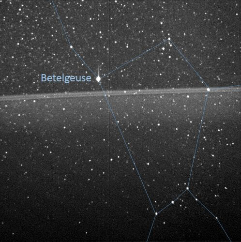 הצילום של ג'ונו ברווח שבין צדק וטבעותיו הקטנות. זוהי הפעם הראשונה שהטבעות של שבתאי צולמו מבפנים, ולא מבחוץ. בצילום הודגשו גם כוכבים שאותם ניתן לראות גם מצדק וגם מכדור הארץ - הכוכב ביטלג'וז וכוכבי חגורת אוריון. מקור: NASA/JPL-Caltech/SwRI.