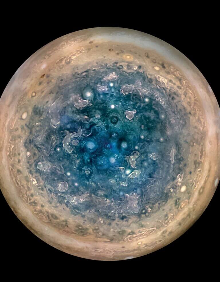 The south pole of Jupiter, from a distance of 52,000 km. The image consists of photographs from three different planes, to create a uniform image of the entire pole, while the original photographs could only photograph the illuminated half of the pole. Source: NASA/JPL-Caltech/SwRI/MSSS /Betsy Asher Hall/Gervasio Robles.