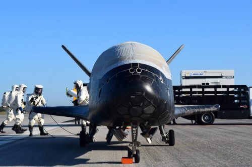 מטוס החלל X-37B, אתמול במרכז החלל קנדי, לאחר חזרתו משהייה של 718 יום בחלל. מקור: U.S. Air Force courtesy photo.