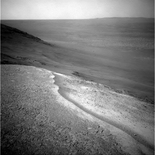 הנוף שנראה על ידי אופורטיוניטי בסמוך לכניסה ל"עמק ההתמדה" בשפתו של מכתש אנדוור. הרכב יחל כעת לבחון אם הערוץ נוצר על ידי מים זורמים לפני מיליארדי שנים, או על ידי גורם "יבש" יותר כמו סחופת של סלע ואדה רטובים. מקור: NASA.