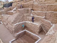 חפירה ארכיאולוגית בתוך שכבות האשפה מהתקופה הרומית הקדומה. צילום: אסף פרץ.