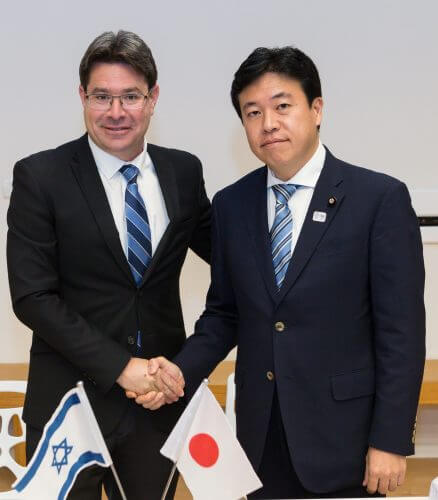 In the photo: Minister Yosoko and Minister Akunis. Photo: Oded Karni, CEO.