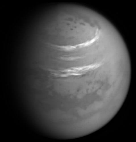 ענני מתאן באטמוספירה של טיטאן. התמונה שהורכבה מצילומים גולמיים של החללית קאסיני, שבוצעו ממרחק של כ-500,000 ק"מ מהירח, ב-7 במאי 2017. מקור: NASA/JPL-Caltech/SSI/Kevin M. Gill.